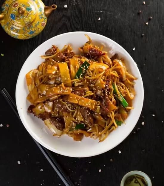 Stir Fried Flat Rice Noodles with Beef In Soy Sauce (GF) 干炒牛河